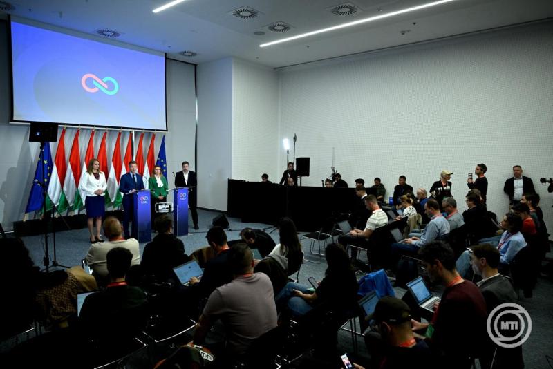 Sajtótájékoztató a Tisza Párt frakciójának első üléséről