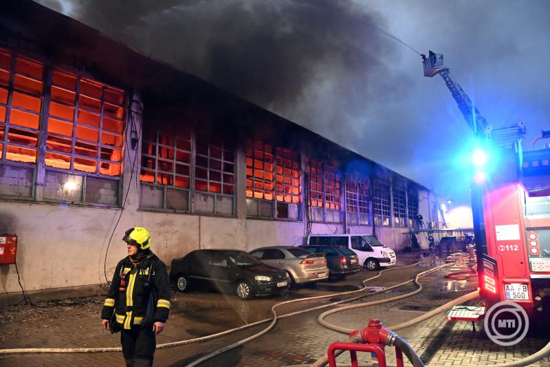 Kigyulladt egy csarnoképület a Soroksári úton