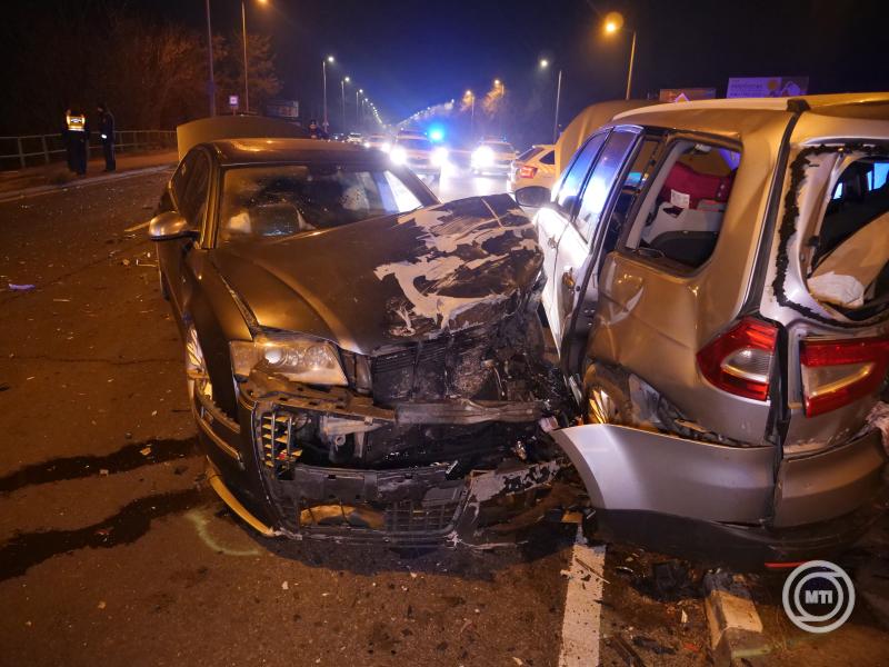 Összeütközött két autó Budapesten, hét ember megsérült