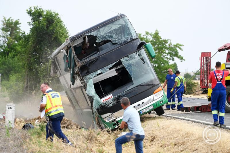Sokan megsérültek a 442-es úton hajnalban történt buszbalesetben