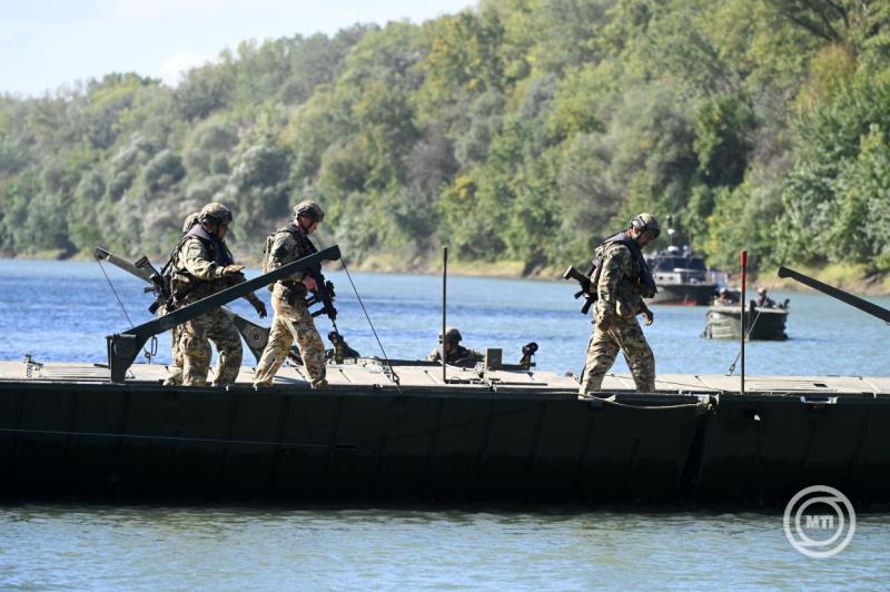 Az Adaptive Hussars 2025 országvédelmi gyakorlat Martfű-Vezseny tiszai átkelése