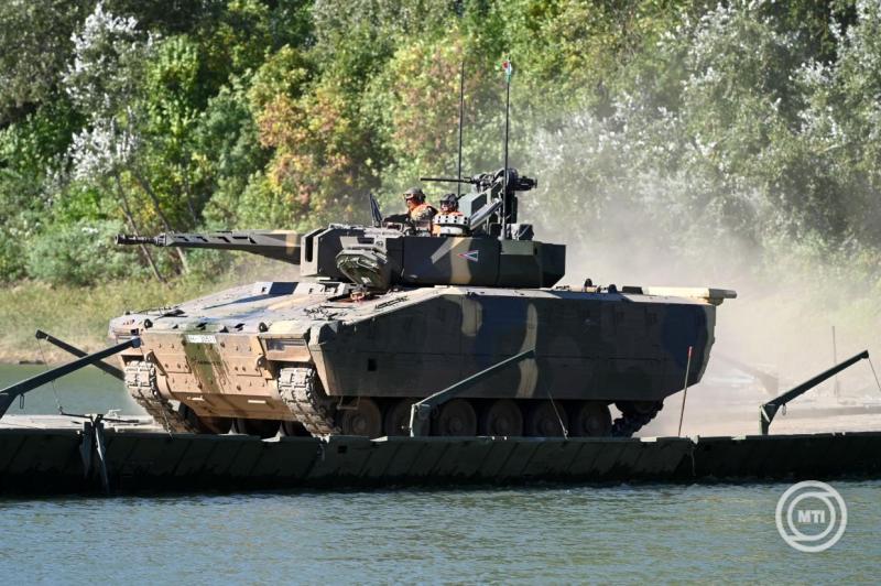 Az Adaptive Hussars 2025 országvédelmi gyakorlat Martfű-Vezseny tiszai átkelése