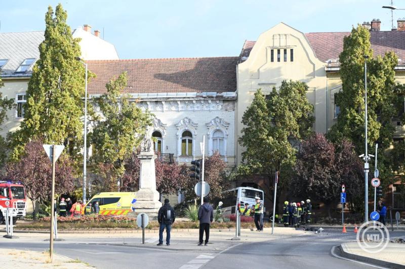 Iskolaépületnek hajtott egy busz Szolnokon