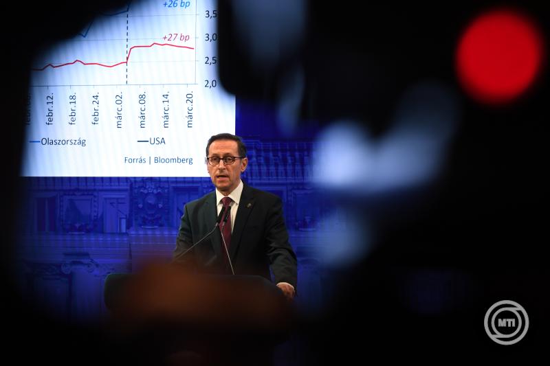 Varga Mihály a kamatdöntést követően sajtótájékoztatót tartott az MNB-ben