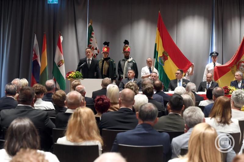 Komárom díszpolgára lett Szijjártó Péter