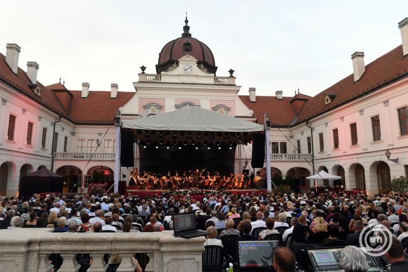 Operettest a gödöllői Grassalkovich-kastély díszudvarán