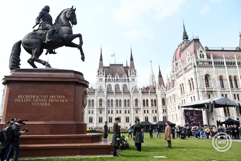 Ünnepséget tartottak Rákóczi Ferenc születésének 350. jubileuma alkalmából a Kossuth téren
