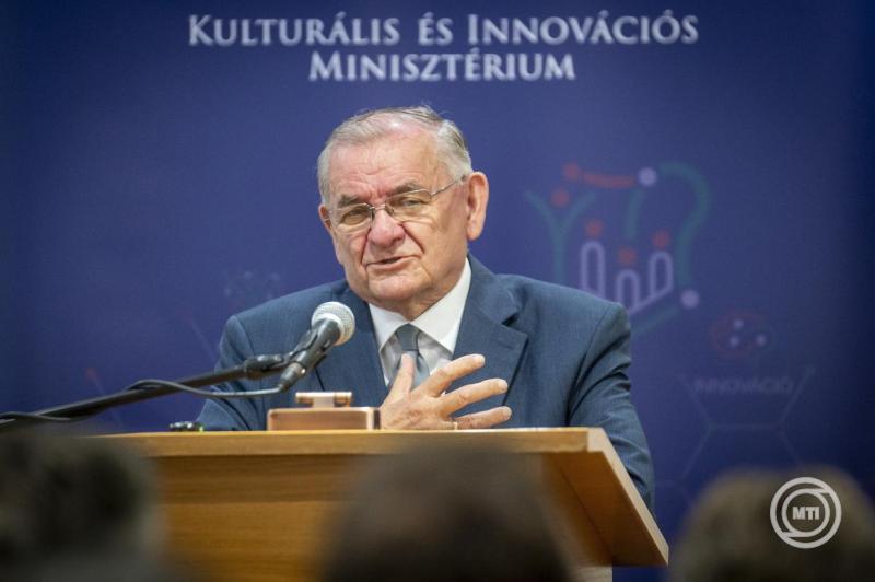 Sajtótájékoztató a Csoóri Sándor Programról és a Kincses Kultúróvoda Pályázatról