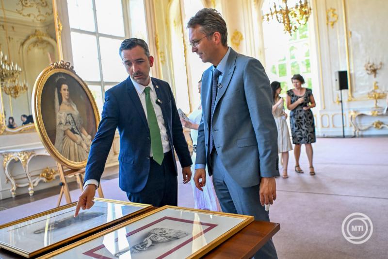 Egy eddig ismeretlen, Erzsébet királynéról készült festmény sajtóbemutatója Gödöllőn