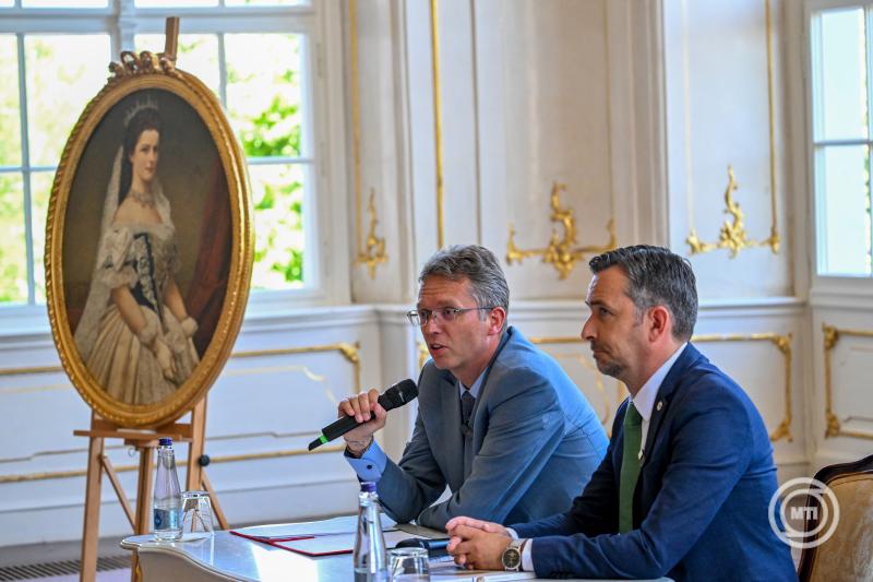 Egy eddig ismeretlen, Erzsébet királynéról készült festmény sajtóbemutatója Gödöllőn
