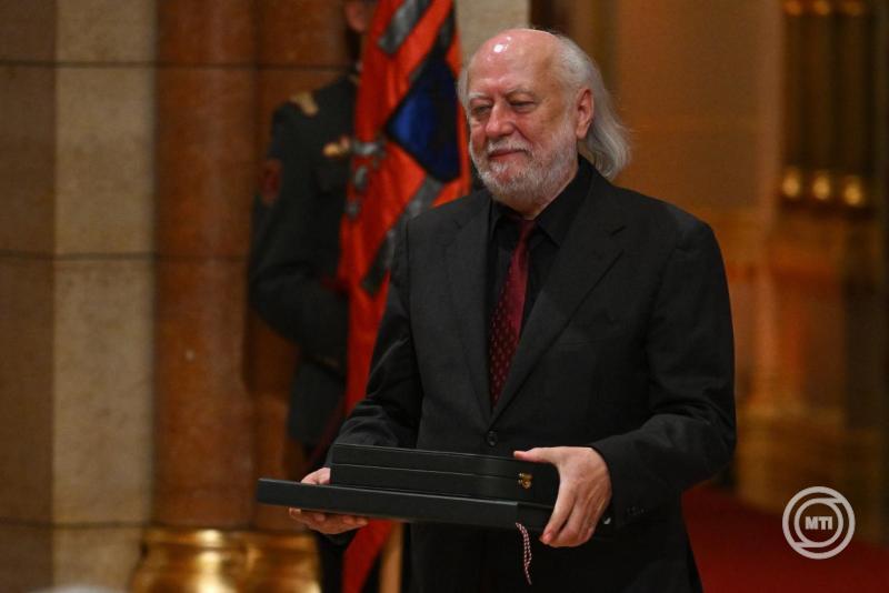 Október 23. - Állami elismeréseket és kitüntetéseket adtak át az Országházban