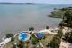 Strandolók a Balatonnál