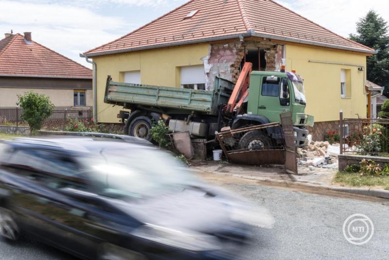 H&aacute;zfalnak hajtott egy teheraut&oacute; Zalaegerszegen