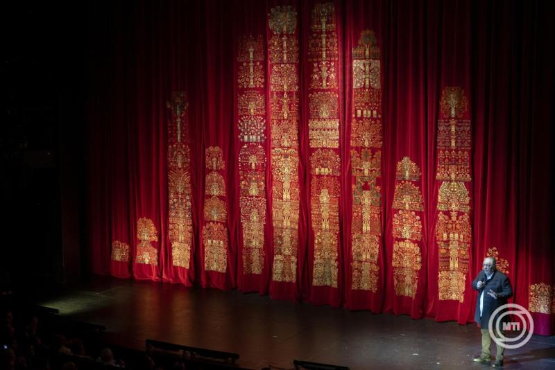 Felavatták a Nemzeti Színház új díszfüggönyét