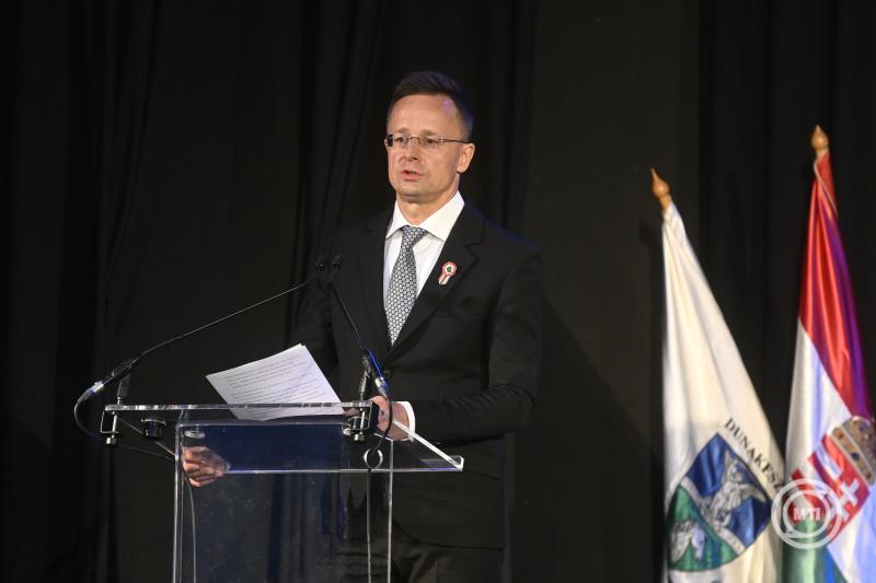 Március 15. - Szijjártó Péter Dunakeszi díszpolgára címet vett át a városi ünnepségen