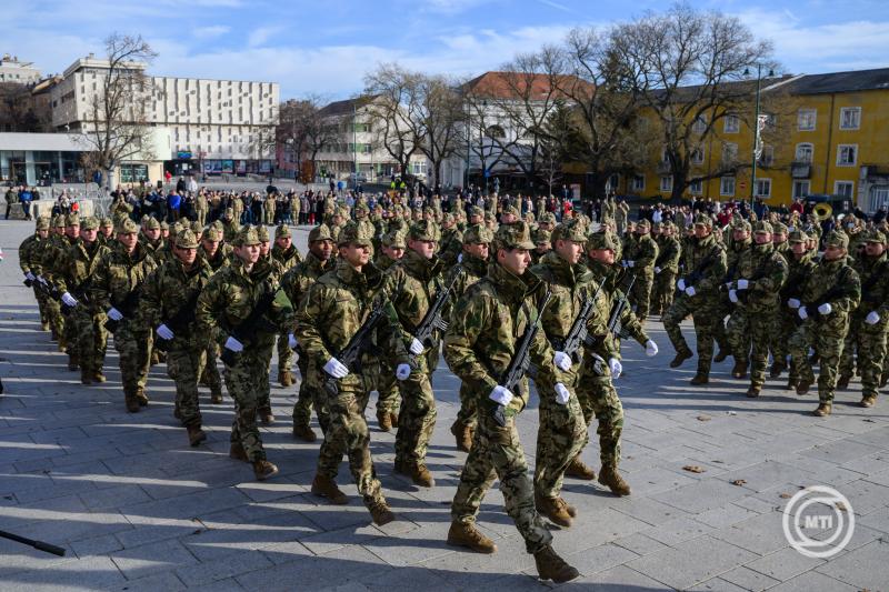 Katonai eskütétel Várpalotán