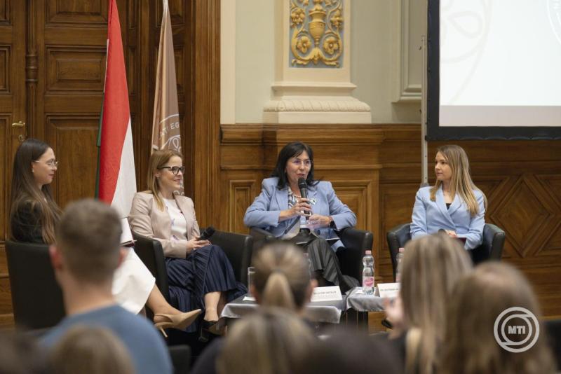 A Fókuszban a pedagógusi hivatás - konferencia a közszolgálati egyetemen