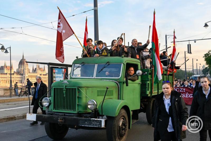 Október 23. - Fáklyás felvonulás Budapesten